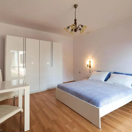 8 Bedroom Lovely In