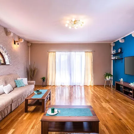 8 Bedroom Lovely In